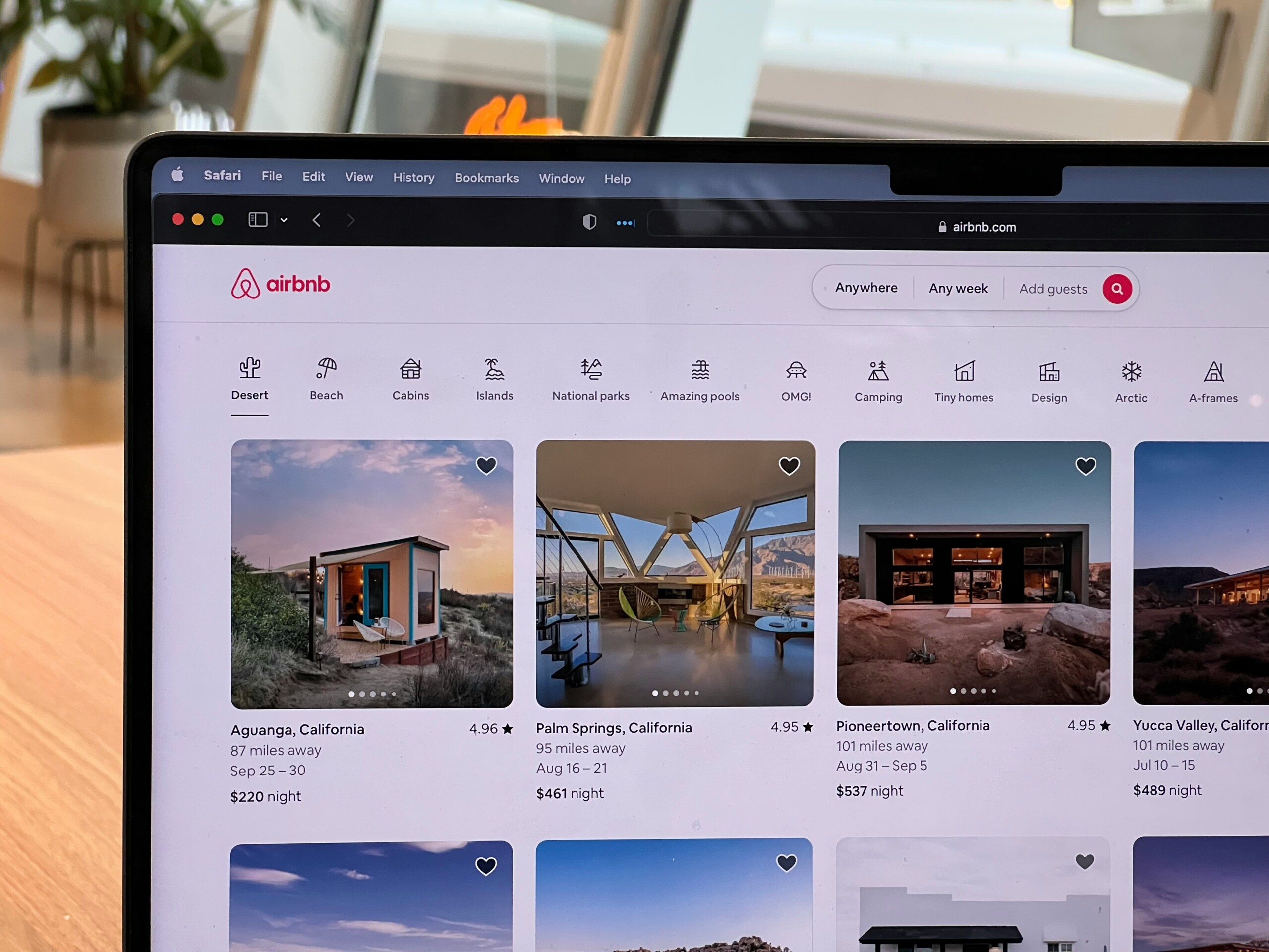短期レンタル市場におけるAirbnbの優位性とBooking.comの成長 – Newscape Lab